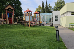Spielbereich+im+vorderen+Bereich+des+Kindergarten-Gartens